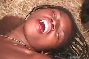 Африканская рабыня получает жесткую еблю с конем