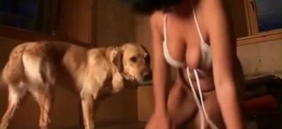 Собака возбудилась от голой хозяйки и трахнул раком на полу